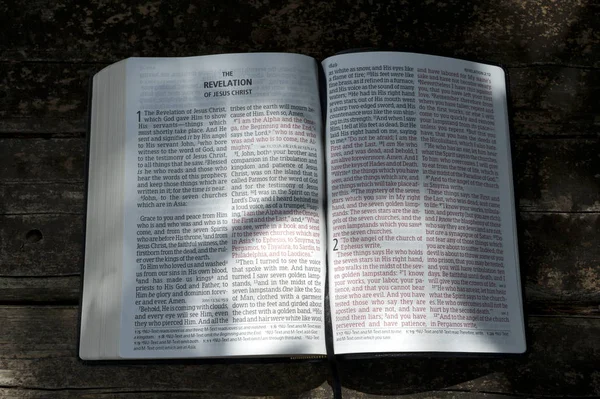 La Bible ouverte dans l'Apocalypse de Jésus-Christ dans les chapitres 1 et 2 esprit — Photo