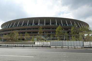 Shinjuku Şehri, Tokyo, Japonya - 30 Eylül 2019: 2020 Olimpiyatları için inşa halindeki Tokyo Yeni Ulusal Stadyumu 'nun ön manzarası. Bilet gişesinin görüntüsü.