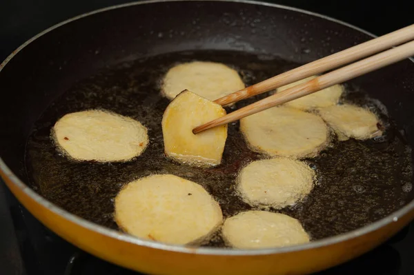 Cocina Brasileña Freír Batatas Caseras Aceite Cocina Manipulado Con Palillos — Foto de Stock