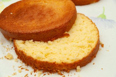 Sünger kek yapıyorum. İkiye böl. Yakın plan. Üst Manzara. Yatay çekim