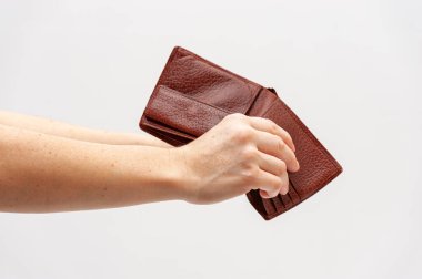 Parasız kahverengi deri cüzdanı tutan ellerin yakın çekimi. Dünya ekonomik krizi kavramı. Beyaz arka planda izole edilmiş. Uzayı kopyala Yatay çekim.