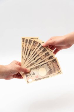 El ele tutuşma (alma / ödeme) 100,000 yen. Beyaz arka planda izole edilmiş. Dikey çekim.