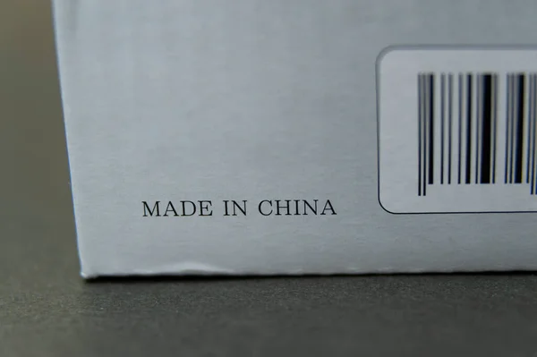 写有条形码的灰色纸板箱 中国制造 在日本销售的产品 — 图库照片