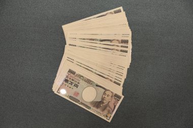 Yen - Japon kağıt para birimi. 10,000 yenlik banknotlar istiflenmiş. Siyah arka planda izole edilmiş. Üst Manzara. Boşluğu kopyala.