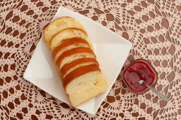 Pão Caseiro Tradicional Brasileiro Cortado Cima Uma Placa Branca Uma — Fotografia de Stock