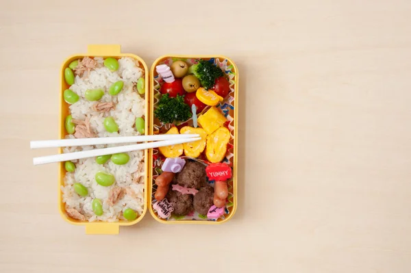 日本料理 传统自制的本托盒装米饭 蔬菜和谷物 供孩子们上学用 复制空间 — 图库照片