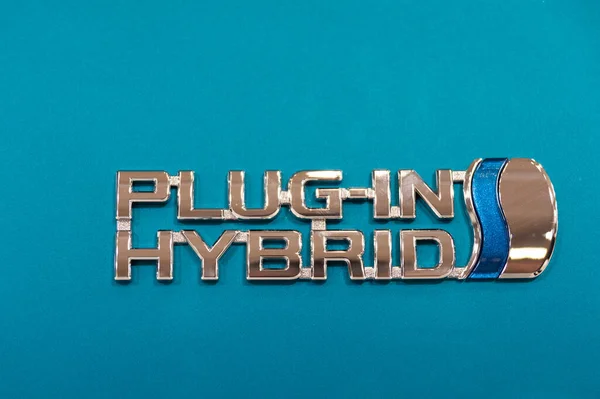Odaiba, Tokyo, Japonya - 2 Ocak 2020: Toyota City Showcase Mega Web Palette Town. PLUG-In HYBRID logosu.