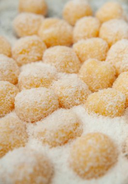 Beijinho de Coco, geleneksel bir Brezilya şekeri. Adı da Hindistan Cevizi Küçük Öpücüğü. Dikey çekim. Yakın plan..