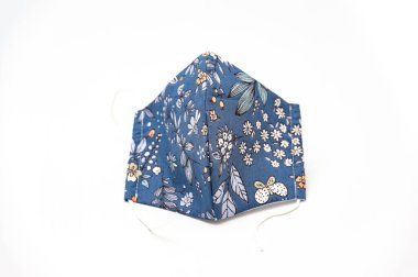 Coronavirus (COVID-19) ve diğer bulaşıcı hastalıklara karşı korunmak için mavi ve beyaz renkli DIY yüz maskesi. Beyaz arka planda izole edilmiş. Uzayı kopyala Yatay çekim.