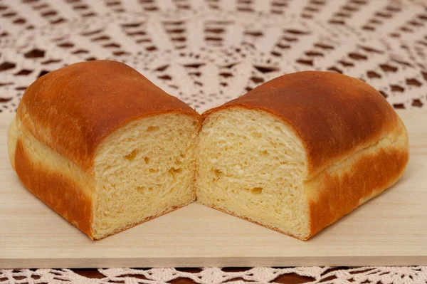 Delicioso Tradicional Pão Caseiro Brasileiro Tábua Madeira Corta Meio Espaço — Fotografia de Stock