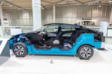 Odaiba, Tokyo, Japonya - 2 Ocak 2020: Toyota City Showcase Mega Web Palette Town. Toyota Prius Plug-in Hybrid, Prius PHV ve Prius Prime (ABD) olarak da bilinir. Yan görünüm.