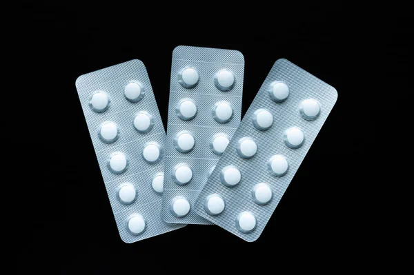 Blisterverpakking Vol Witte Pillen Geïsoleerd Een Zwarte Achtergrond Volledige Pillen — Stockfoto