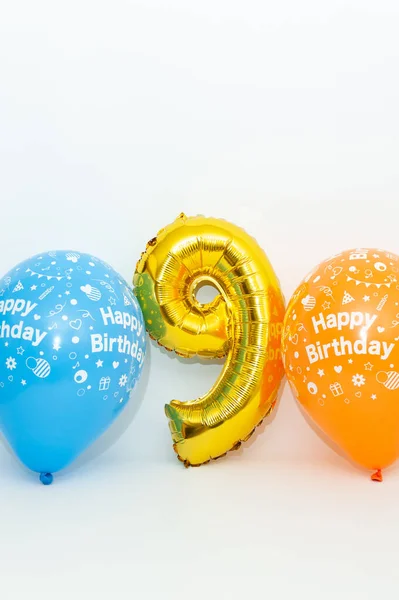 Número Inflável Cor Dourada Metálica Brilhante Com Balões Azuis Amarelos — Fotografia de Stock