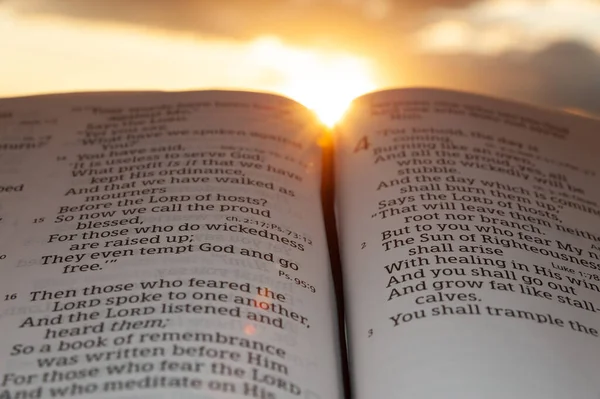 Santa Biblia Abre Atardecer Con Destaque Malaquías Fondo Con Nubes — Foto de Stock