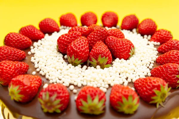 生日蛋糕配上巧克力酱和草莓 被黄色背景隔离 后续行动 — 图库照片
