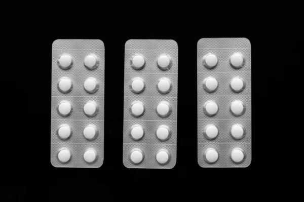 Przezroczyste Blistry Białymi Tabletkami Odizolowany Czarnym Tle Widok Góry Strzał — Zdjęcie stockowe