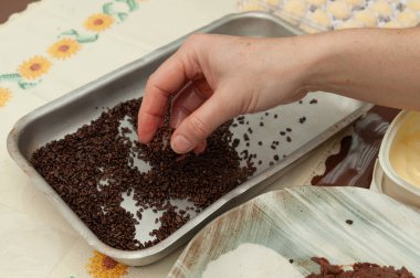 Alüminyum tepsinin üzerinde lezzetli ve geleneksel Brigadeiros (Brezilya Çikolata Topları) yapan kadın elleri. Üst Manzara. Yatay çekim.