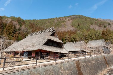 Yamanashi Bölgesi, Japonya - 29 Şubat 2020: Saiko Iyashino-Sato Nenba (İyileştirme Köyü) adlı eski Japon köyünün çatısı. Sai Gölü 'nün batı kıyısında yer almaktadır (Saiko Gölü).