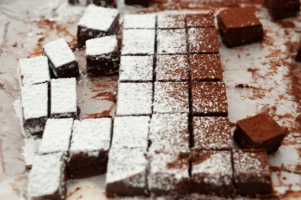 美味的自制生巧克力切成正方形 上面撒满了糖粉 情人节庆祝活动 侧向射击 后续行动 — 图库照片