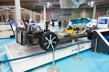 Odaiba, Tokyo, Japonya - 2 Ocak 2020: Yeni hidrojen yakıt hücresi Toyota Mirai (yeşil araba) şasi ve motoru. Yan görünüm.