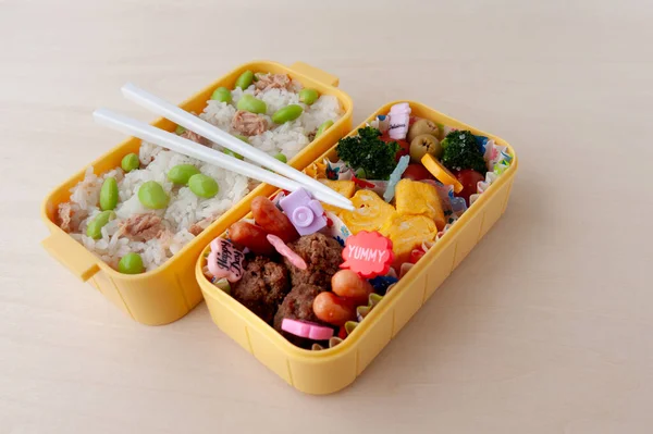日本料理 传统自制的本托盒装米 蔬菜和谷物 供孩子们上学用 顶部视图 复制空间 — 图库照片