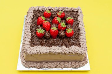 Çikolata parçacıkları ve taze çileklerle kaplı ev yapımı çikolatalı pasta. Brezilya 'da 