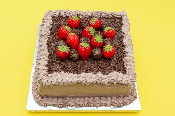 自制的巧克力蛋糕 上面撒满了巧克力和新鲜草莓 在巴西被称为 Bolo Brigadeiro 在黄色背景下隔离 — 图库照片