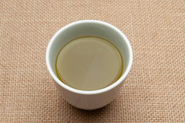 Geleneksel Japon yeşil çayı jüt arka planda izole edilmiş. Yakın plan. Üst görünüm.