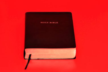 Kutsal İncil, Tanrı 'nın sözleri. Kırmızı arka planda izole edilmiş. Üst görünüm.