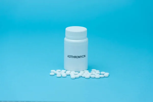 Azitromycin Antibioticum Witte Fles Verpakking Met Verstrooide Pillen Behandelingen Voor — Stockfoto
