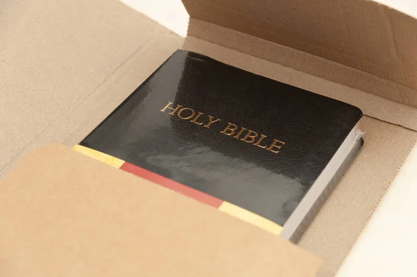 Mail Verzenddoos Met Heilige Bijbel Wordt Geopend Bovenaanzicht Close — Stockfoto