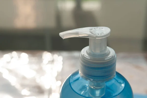 Pompa şişesinin başını yakın plan çek. Alkol jeli ya da el dezenfektanı. Coronavirus 'a karşı koruma (COVID-19).