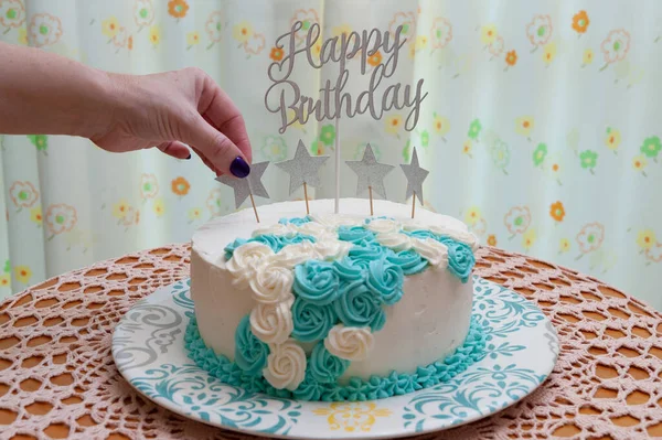 Bolo Aniversário Decorado Com Cereja Branca Azul Uma Mão Mulher — Fotografia de Stock