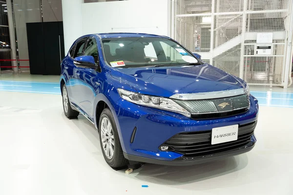 Odaiba, Tokyo, Japonya - 2 Ocak 2020: Mavi Toyota HARRIER Melezi. Ön manzara. Yakın plan. Toyota City Şovu Mega Palet Kasabası.