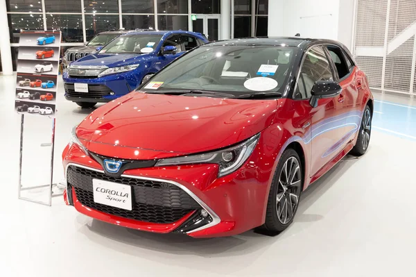 Odaiba, Tokyo, Japonya - 2 Ocak 2020: Red Toyota COROLLA Spor Melezi. Ön manzara. Yakın plan. Toyota City Şovu Mega Palet Kasabası.
