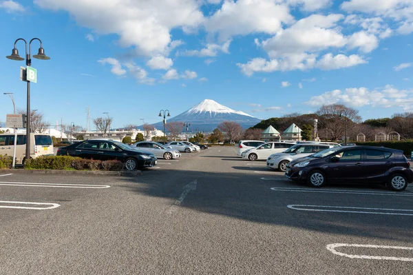 静岡県富士市 2020年2月2日 富士山を背景にした美しい街並み 公共駐車場の車 白い雲と青空の朝 水平射撃 — ストック写真