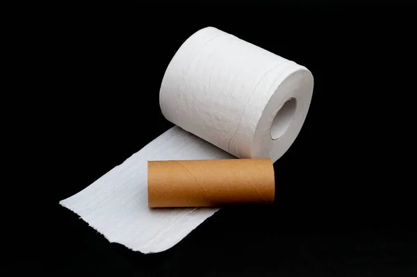 Pojedyncza Rolka Niezwiniętego Białego Papieru Toaletowego Rury Papieru Odizolowany Czarnym — Zdjęcie stockowe