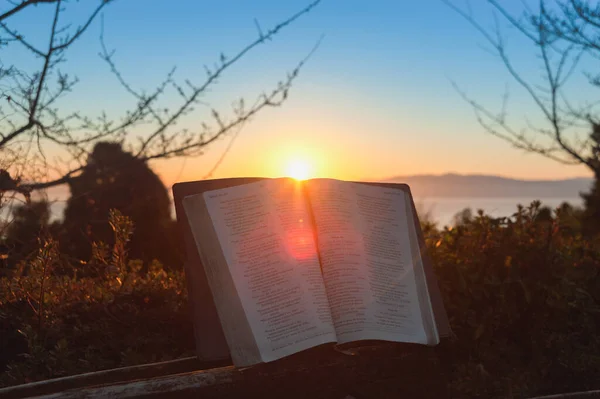 Bible Ouverte Lever Soleil Avec Fusée Éclairante Dans Ville Fuji — Photo