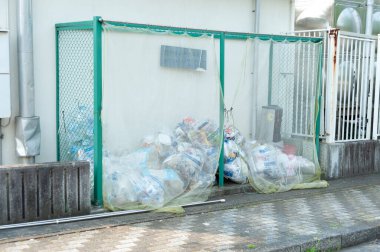 Fuji Şehri, Shizuoka-Ken, Japonya - 6 Mayıs 2020: Çevre geri dönüşümlü plastik çöp toplama noktası. Dikey görünüm.