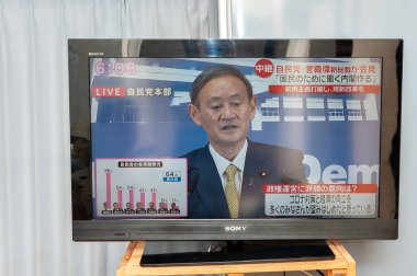 Fuji Şehri, Shizuoka, Japonya - 14 Eylül 2020: Japonya 'nın yeni başbakanı Yoshihide Suga' nın Japon televizyonunda canlı yayını.
