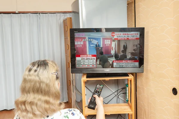 Fuji City Shizuoka Japan September 2020 Woman Watches Press Conference — Stock Photo, Image