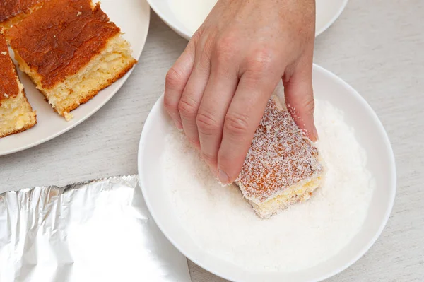 Dessert Traditionnel Bresilien Connu Sous Le Nom De Bolo Gelado Faire Etape Par Etape Mettre Le Gateau A La Main Dans Un Bol Avec De La Noix De Coco Rapee