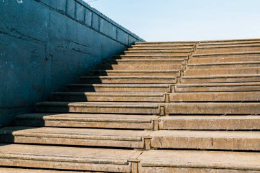 mavi gökyüzüne eski paslı merdiven