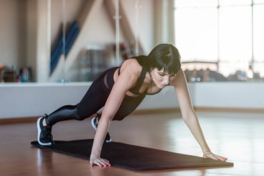 Spor salonunda fitness egzersiz yapıyor moda spor sporu sporcusu