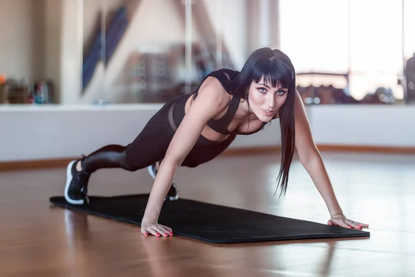 Fitness sportsvrouw in Fashion Sportswear doen fitness oefening in de sportschool — Stockfoto