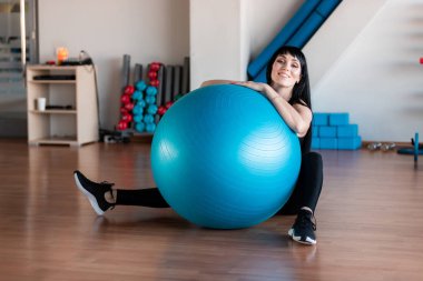 Spor salonunda top ile Fitness kadın egzersiz. Bireysel spor sağlıklı yaşam kavramı için vücut kasları uyacak.