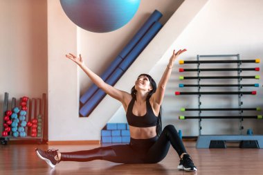 Spor salonunda top ile Fitness kadın egzersiz. Bireysel spor sağlıklı yaşam kavramı için vücut kasları uyacak.