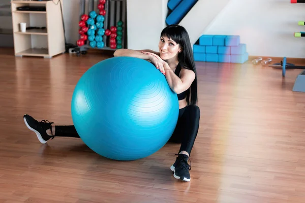 Spor salonunda top ile Fitness kadın egzersiz. Bireysel spor sağlıklı yaşam kavramı için vücut kasları uyacak. — Stok fotoğraf