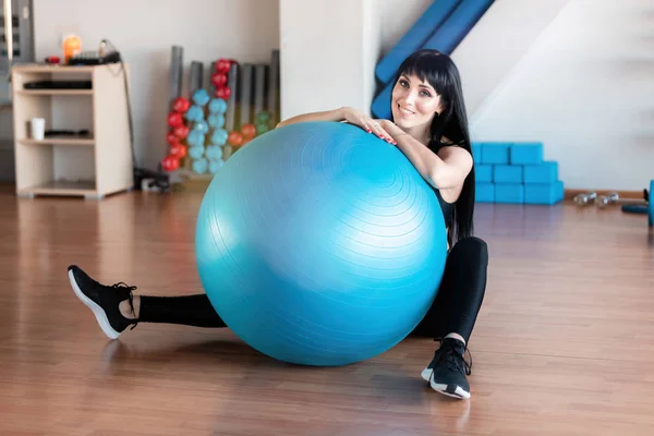 Spor salonunda top ile Fitness kadın egzersiz. Bireysel spor sağlıklı yaşam kavramı için vücut kasları uyacak. — Stok fotoğraf