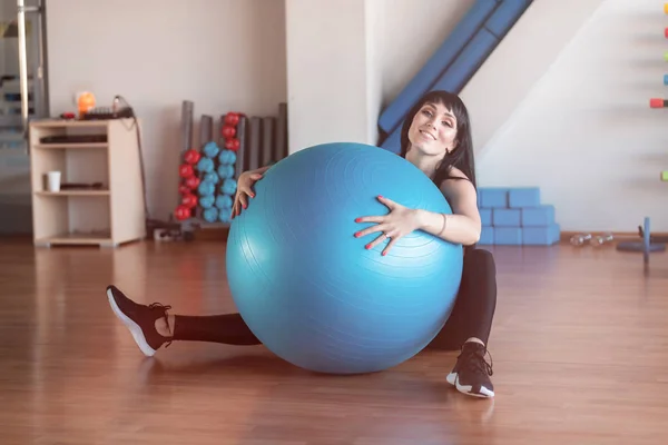 Spor salonunda top ile Fitness kadın egzersiz. Bireysel spor sağlıklı yaşam kavramı için vücut kasları uyacak. — Stok fotoğraf